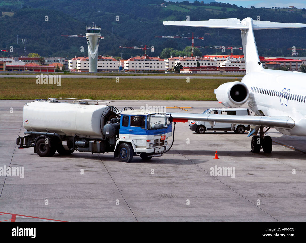 Truck refueling an airplane on the airport Stock Photo - Alamy