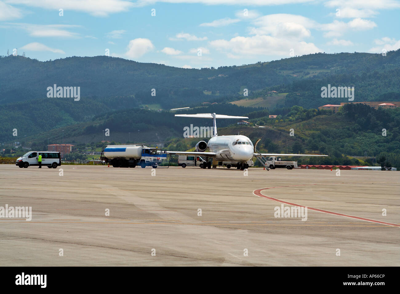 Truck refueling an airplane on the airport Stock Photo - Alamy