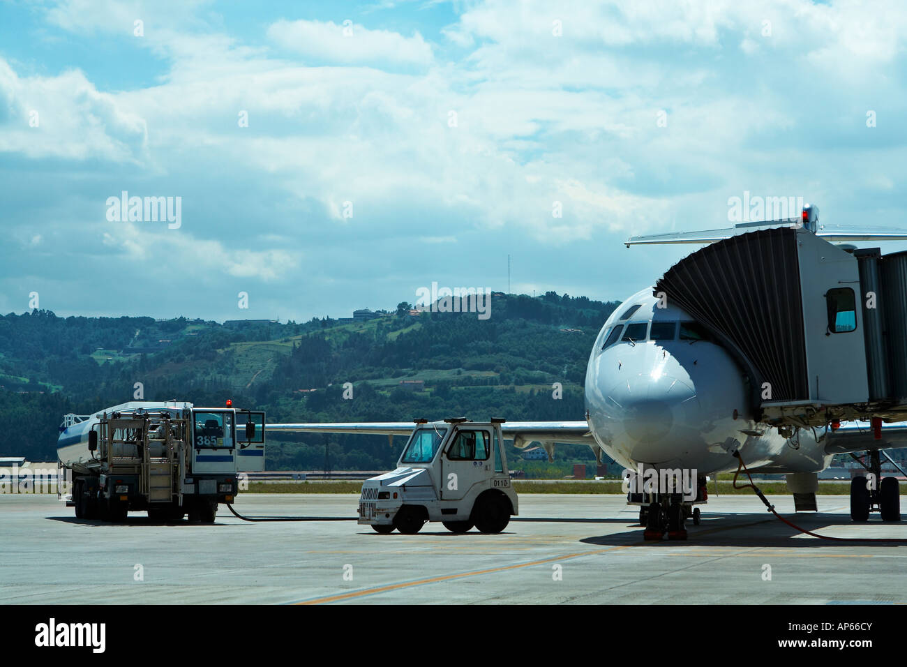 Truck refueling an airplane on the airport Stock Photo - Alamy
