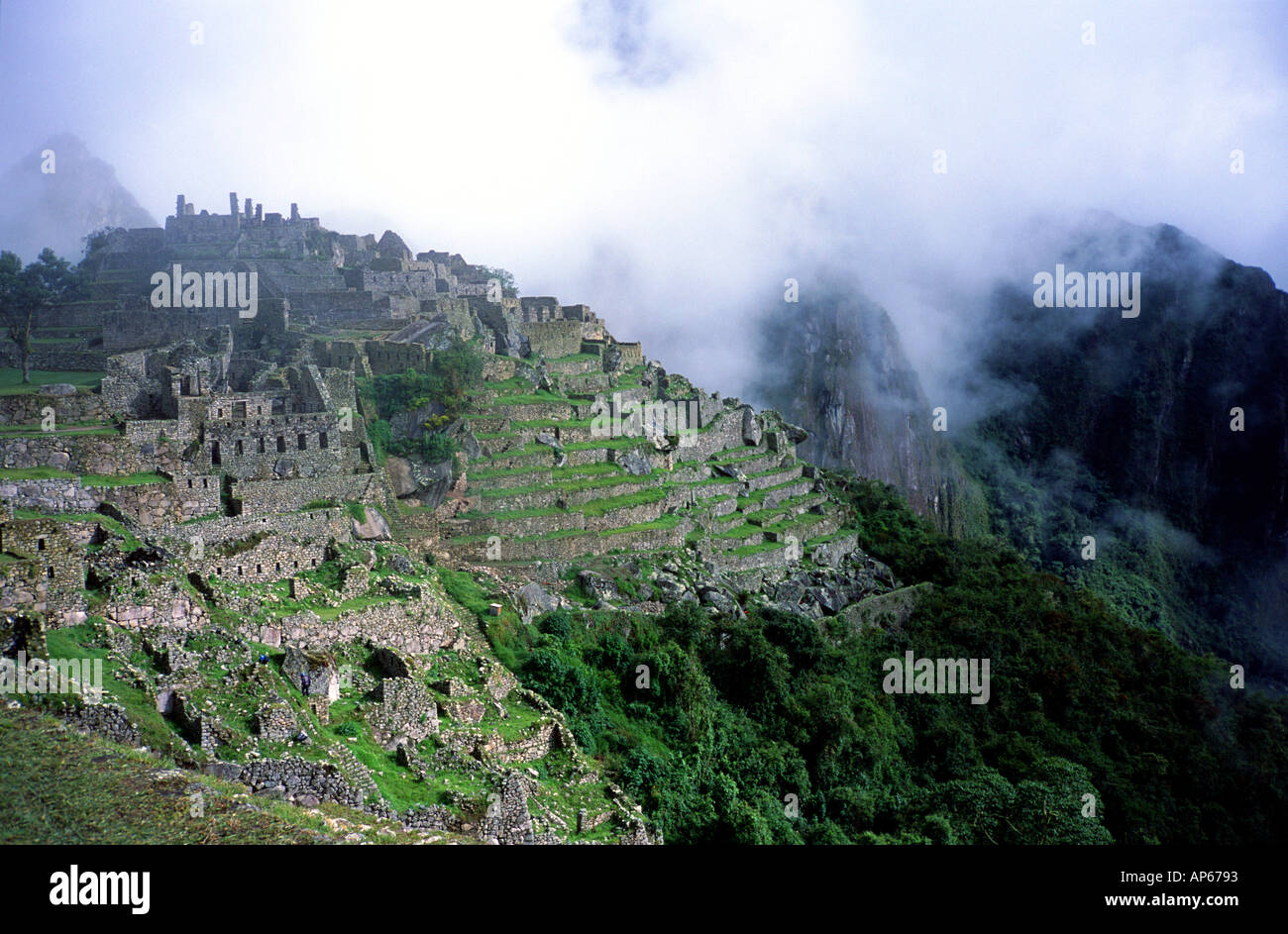 cloud circles the ancient ruins of machu picchu peru Stock Photo - Alamy