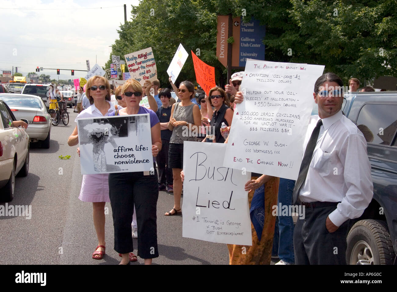Holding protest signs hi-res stock photography and images - Alamy