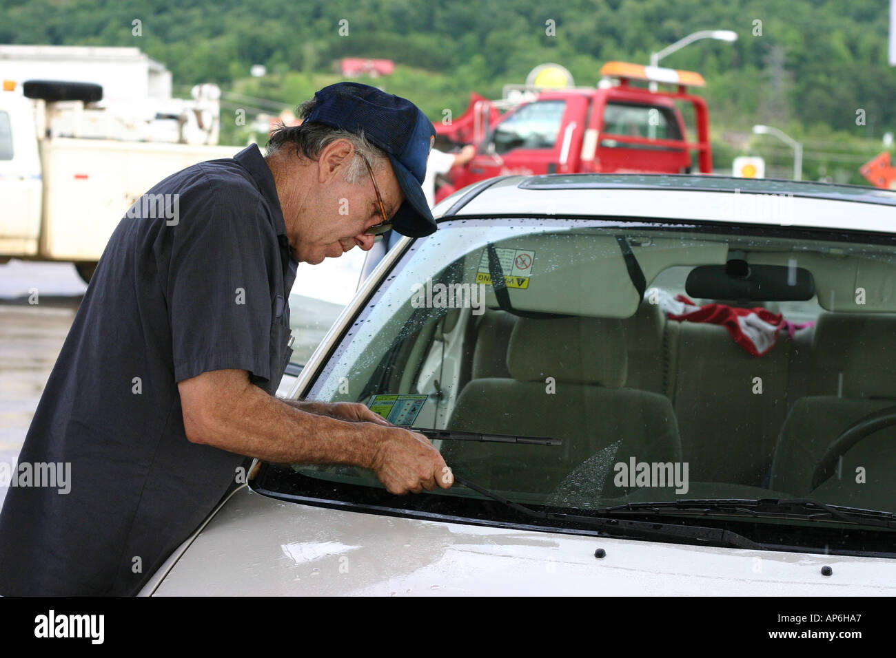 Gas station attendant affixing a new windshield wiper Stock Photo Alamy