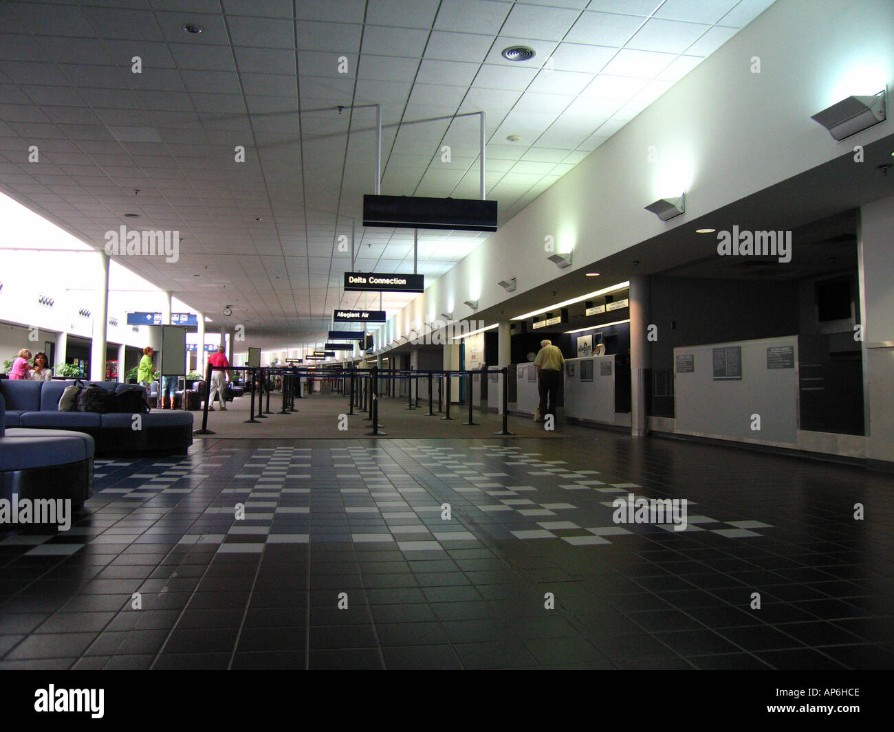 Airline counter delta hires stock photography and images Alamy