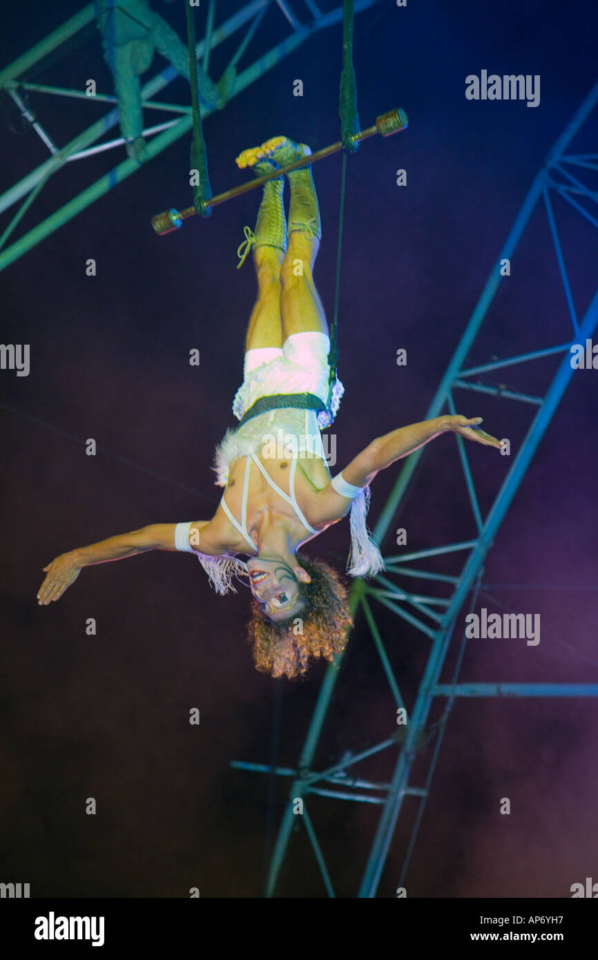 Cirque aerialist or Aerial Circus performers of the Circo da  (du) Madrugada - Caiu do Ceu Brazil, Stockton International Riverside Festival UK Stock Photo