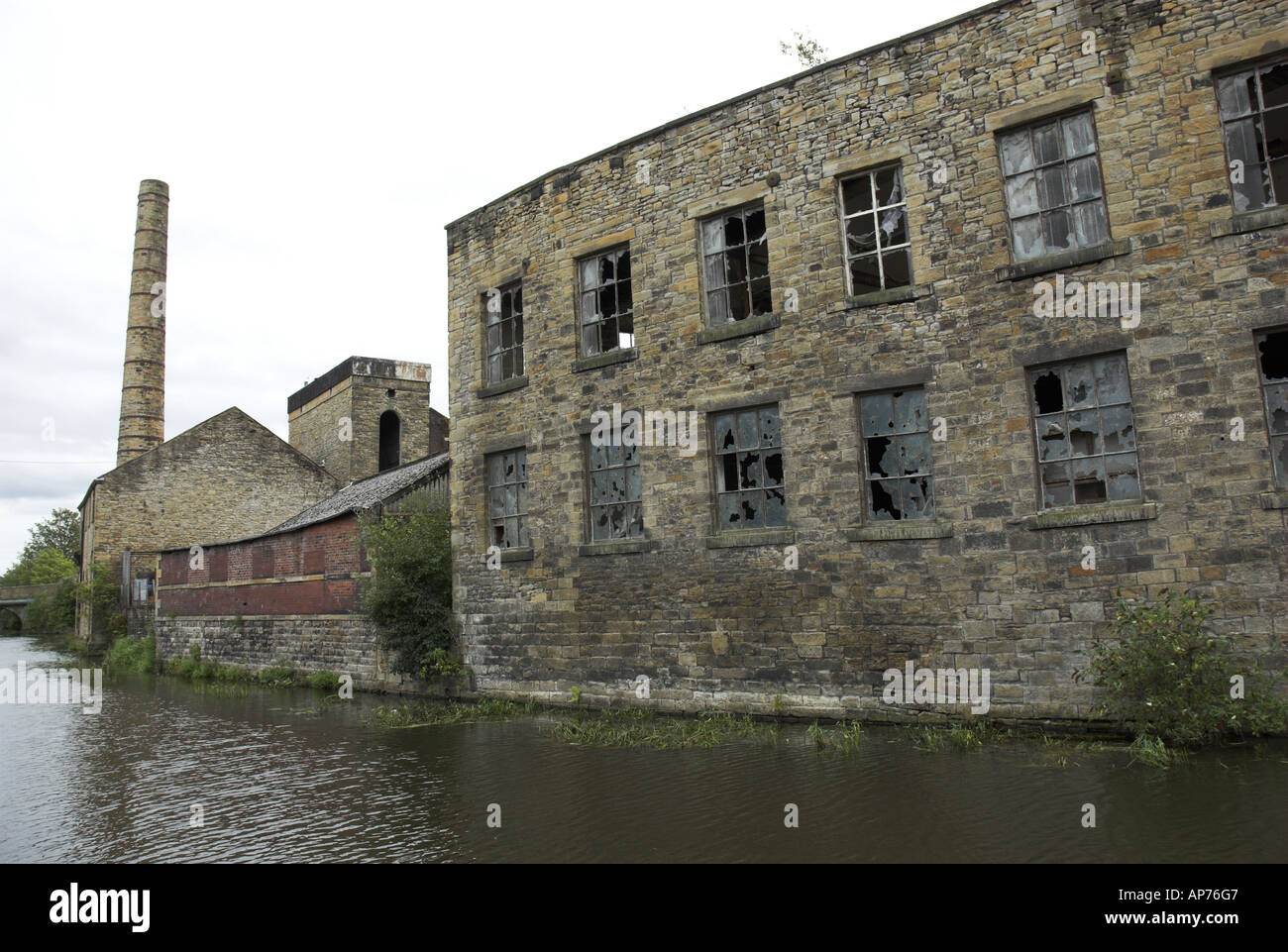 Burnley Mills on the Leeds-Liverpool canal Stock Photo