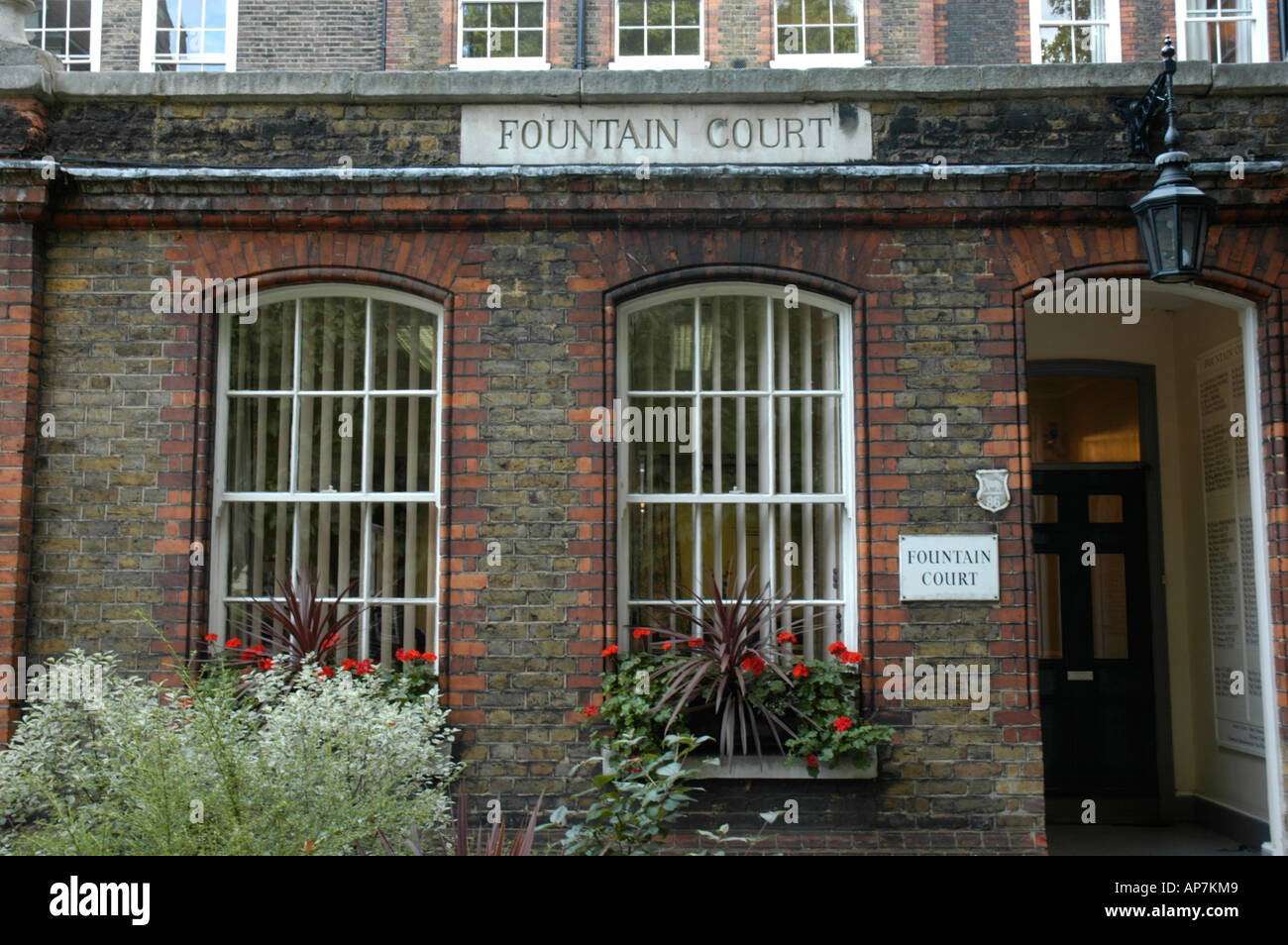 Fountain court temple hires stock photography and images Alamy