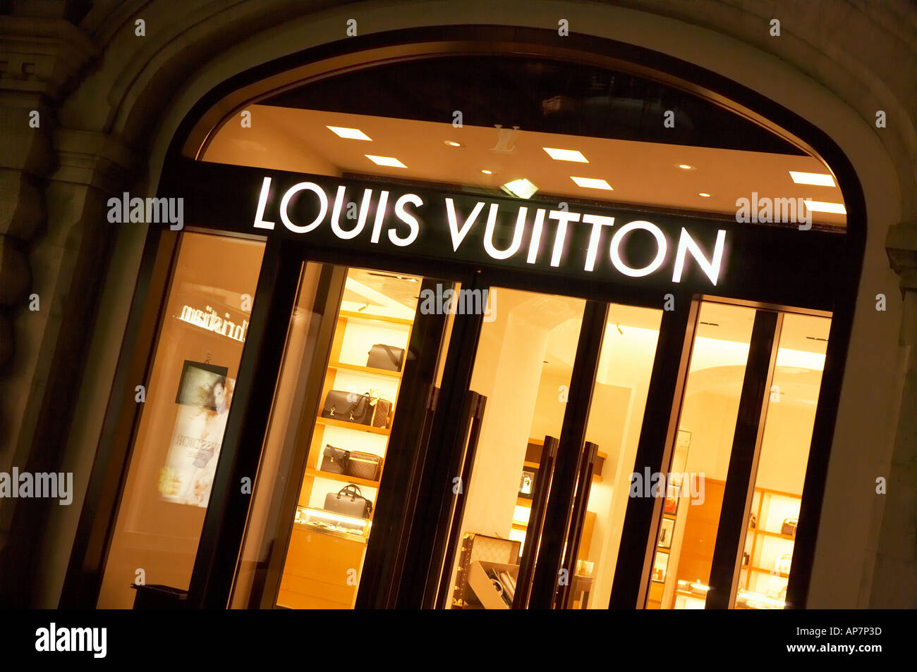 ILLUMINATED WINDOW DISPLAY WITH LOUIS VUITTON LOGO IN GUM DEPARTMENT STORE  RED SQUARE NIGHT MOSCOW RUSSIA Stock Photo - Alamy