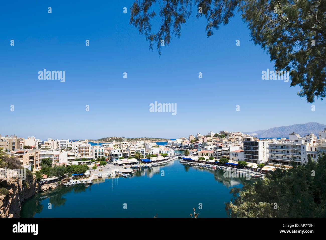 Lake Voulismeni with harbour in the background, Aghios Nikolaos, North East Coast, Crete, Greece Stock Photo