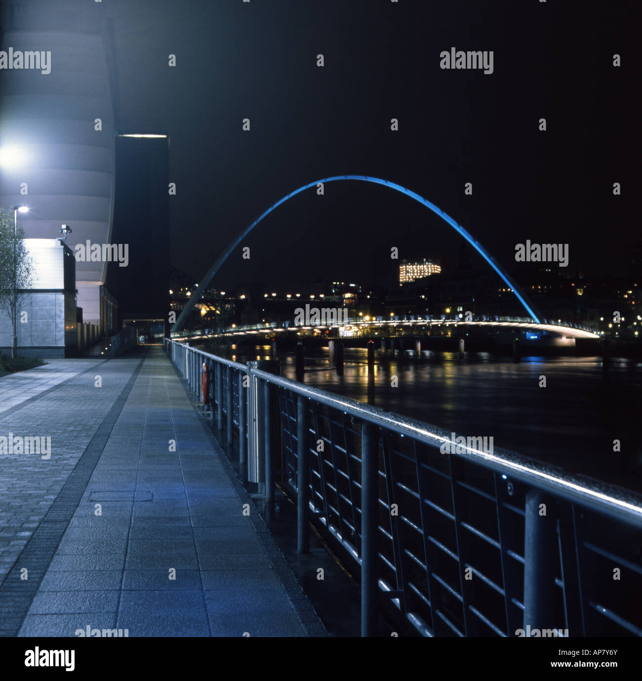 City rail bridge night hi-res stock photography and images - Alamy