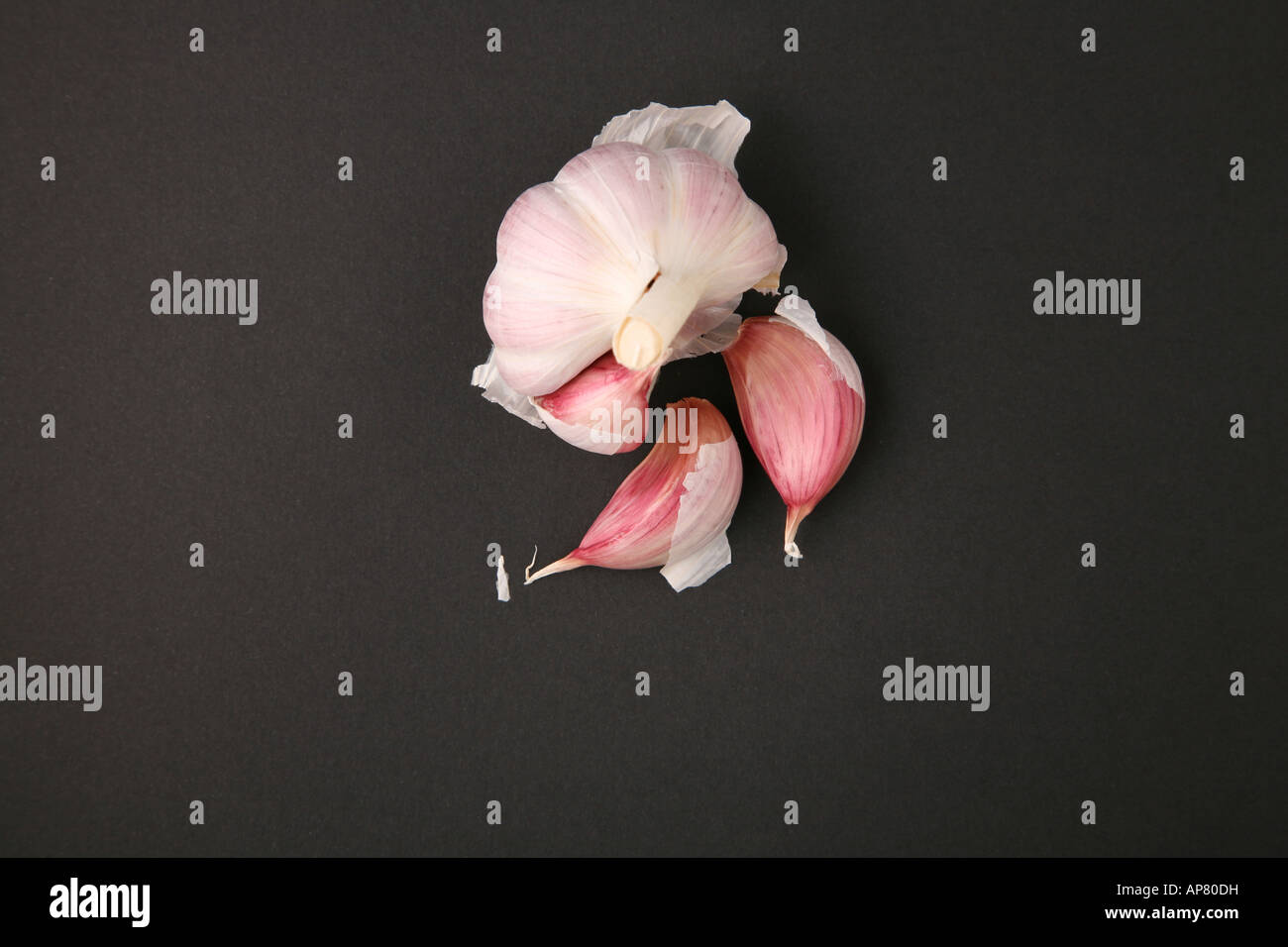 How to peel garlic hi-res stock photography and images - Alamy