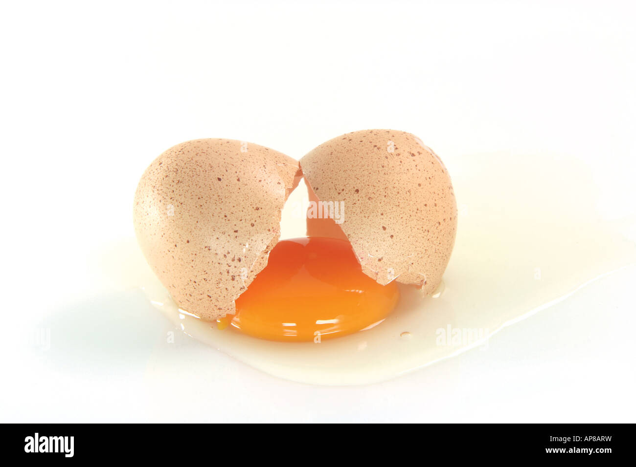 Разбитые яйца 2. Цесариные яйца разбитое. Разбитые два яйца. Яйца цесарки польза и вред для организма человека фото. Разбитое яйцо в контейнере фото.