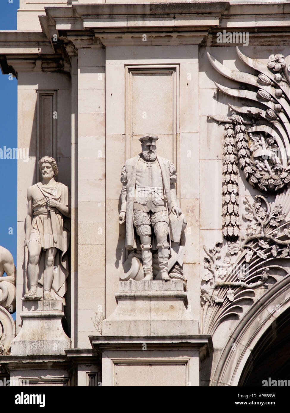 Figure of Viriatus (left) and Vasco da Gama on the Arco Da Rua Augusta Lisbon Triumphal Arch Praca do Comercio Lisbon Portugal Stock Photo