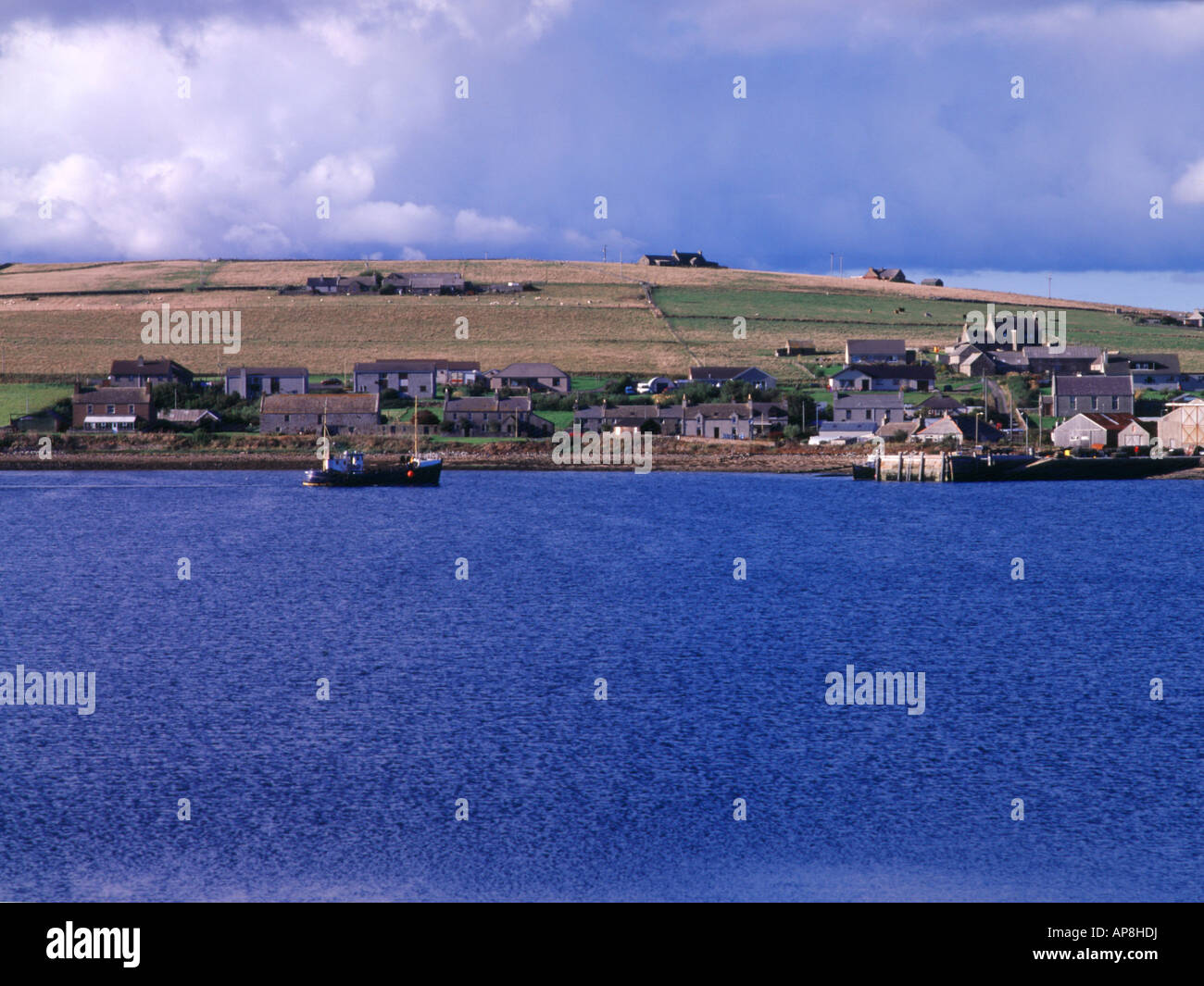 dh BURRAY ORKNEY Fishing boat approaching Burray village harbour pier Stock Photo