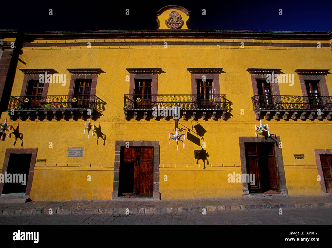 building, along, El Jardin, Plaza Principal, zocalo, town of San Miguel de Allende, San Miguel de Allende, Guanajuato State, Mexico Stock Photo