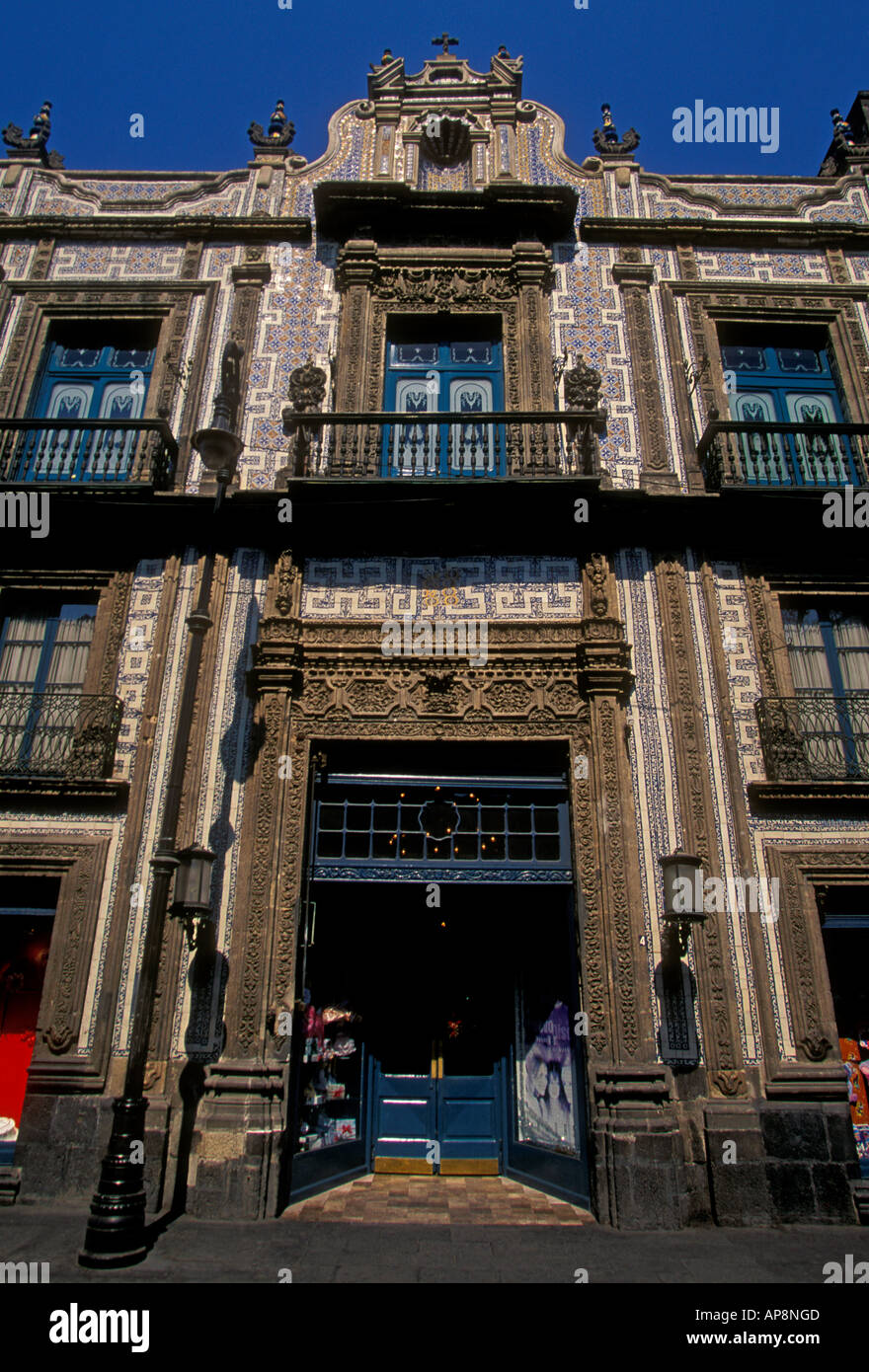 blue and white tiling, facade, House of Tiles, Casa de los Azuelos