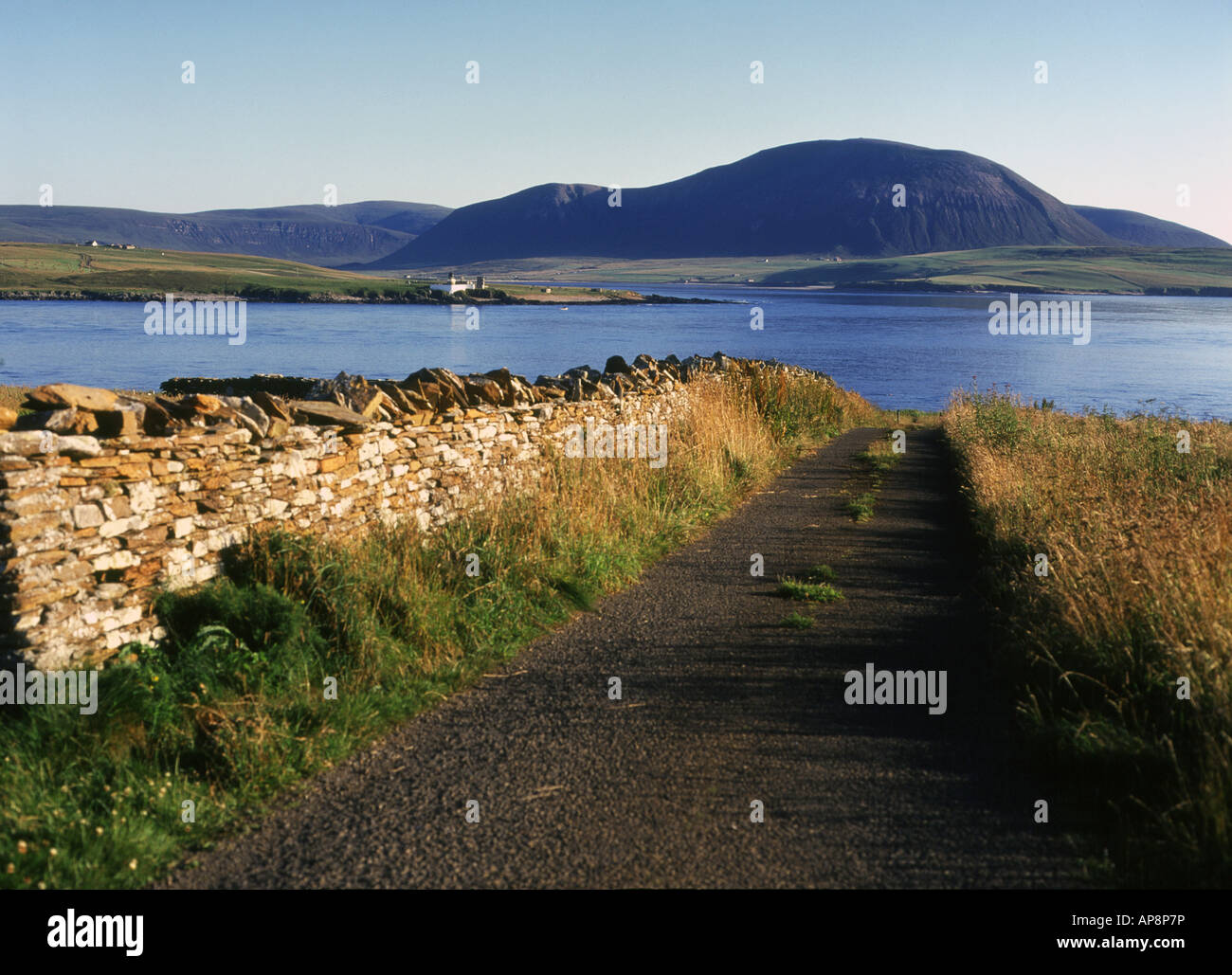 dh Graemsay and Ward Hill HOY SOUND ORKNEY Country road stone wall lane Stock Photo