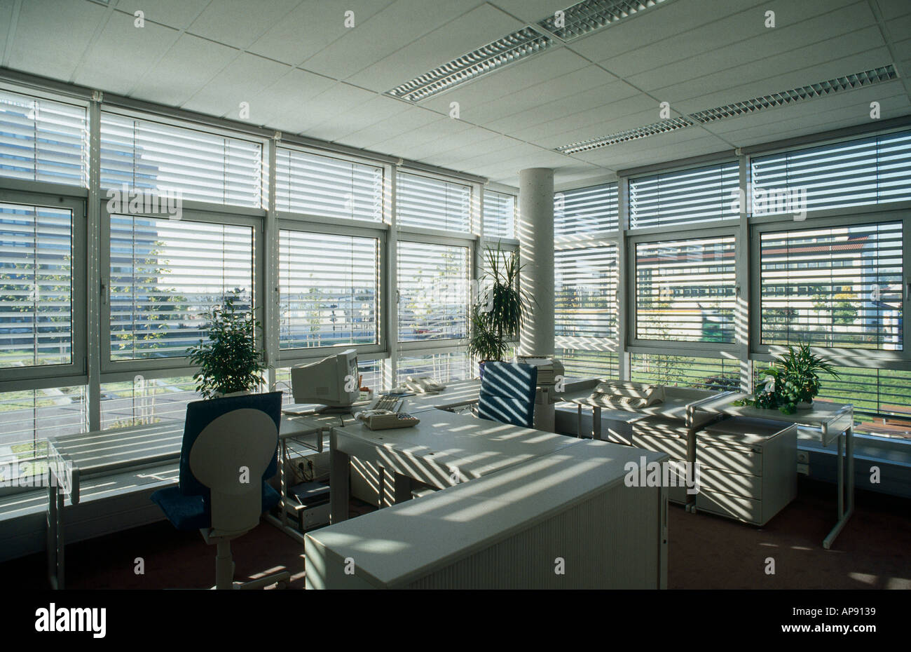 Office interiors hi-res stock photography and images - Alamy