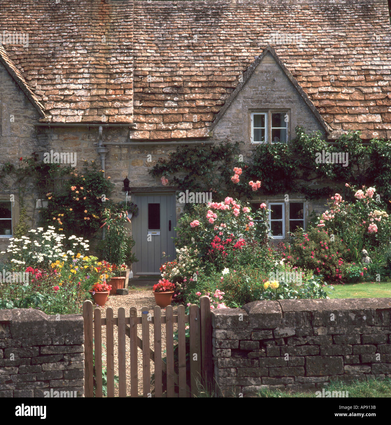 Cottage gardens bibury cotswolds gloucestershire hires stock