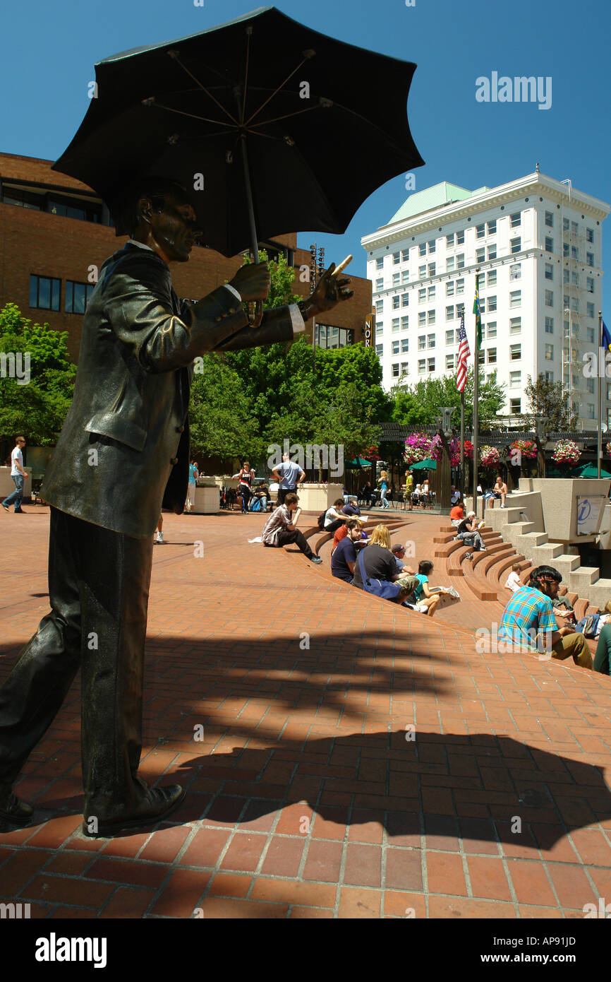 AJD52024, Portland, OR, Oregon, downtown, Pioneer Courthouse Square, 'Allow Me' statue, bronze statue of man with umbrella Stock Photo