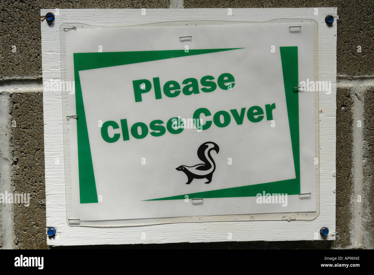 AJD51417, OR, Oregon, Please Close Cover, latrine, smell, outhouse sign Stock Photo