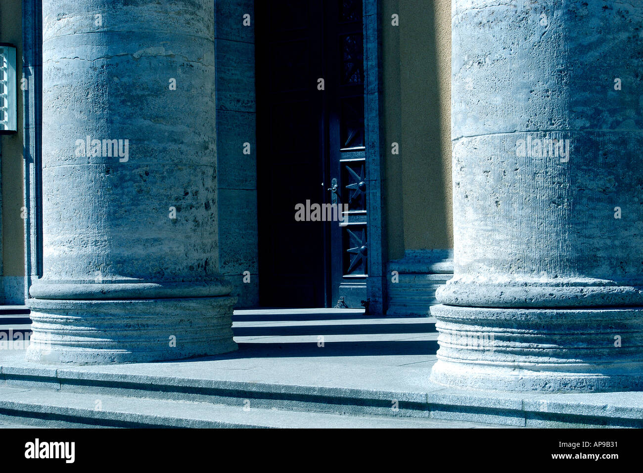 Rows classical stone pillars hi-res stock photography and images - Alamy