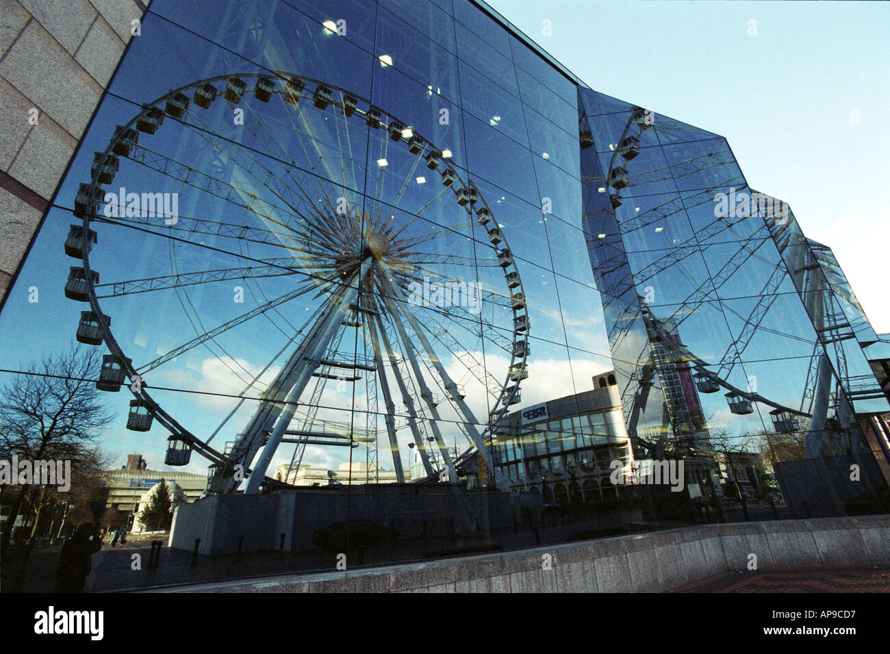 giant-ferris-wheel-birmingham-england-uk-reflected-in-the-international