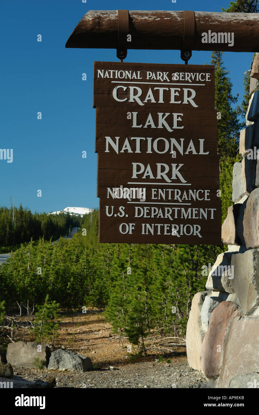 Entrance sign crater lake national hires stock photography and images