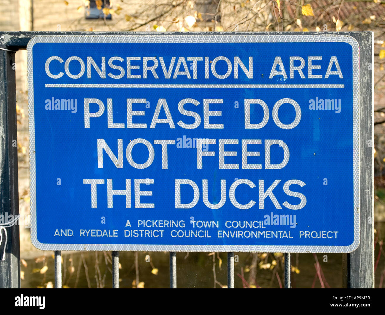 A sign or notice saying Please Do Not Feed The Ducks Stock Photo