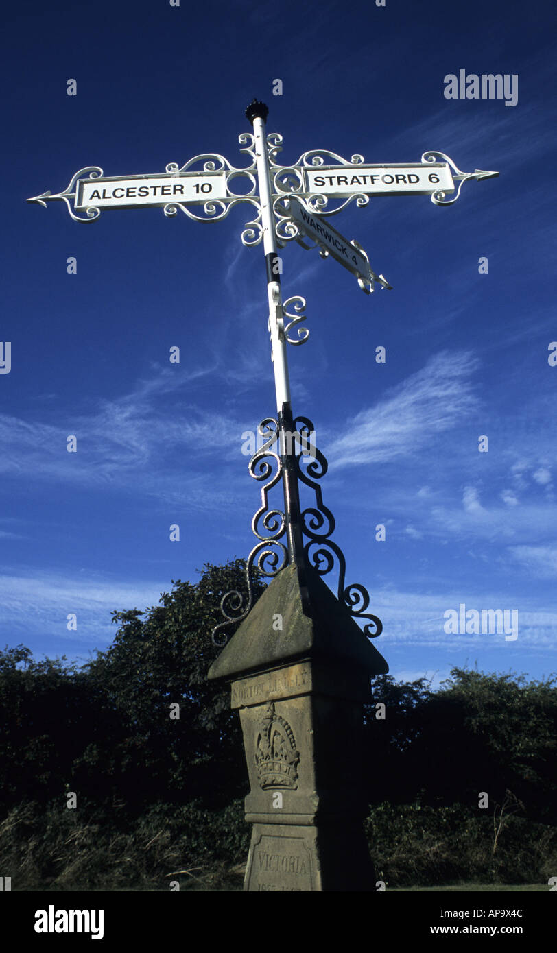 Queen Victoria memorial signpost, Norton Lindsey, Warwickshire, England, UK Stock Photo