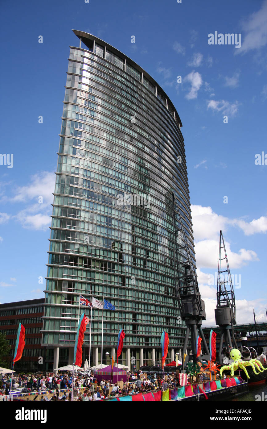 London marriott hotel west india quay hi-res stock photography and ...