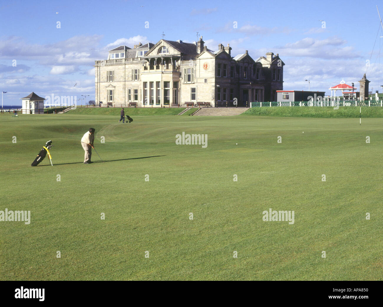 dh Golf ST ANDREWS FIFE Golfer playing eighteenth Royal and Ancient course club house scotland hole Stock Photo