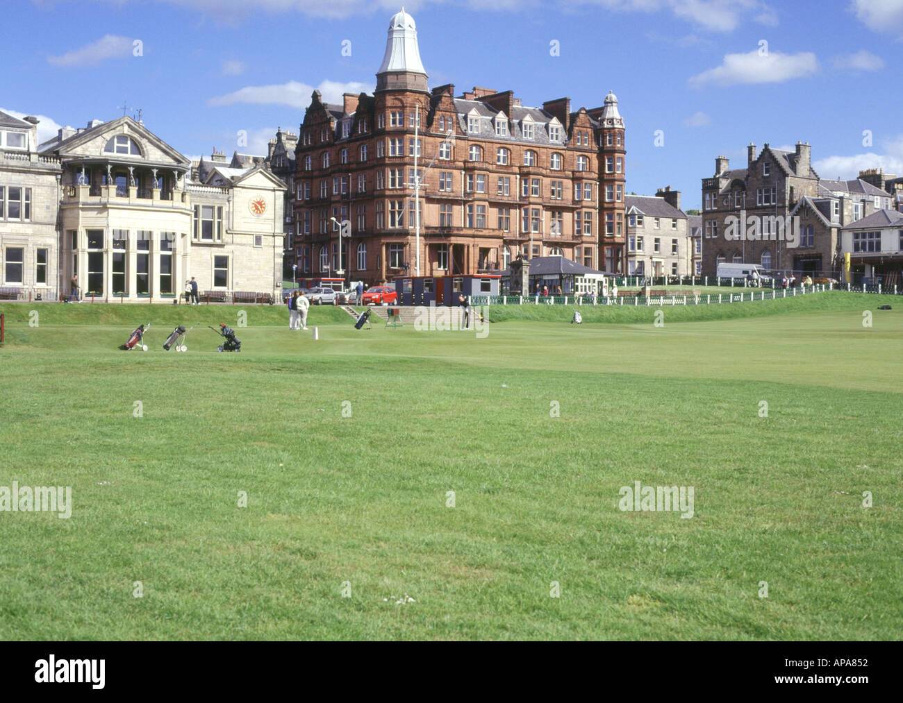 dh Royal Ancient old course ST ANDREWS FIFE Uk Golfers teeing off club house hotel famous 1st hole first tee golf scotland Stock Photo