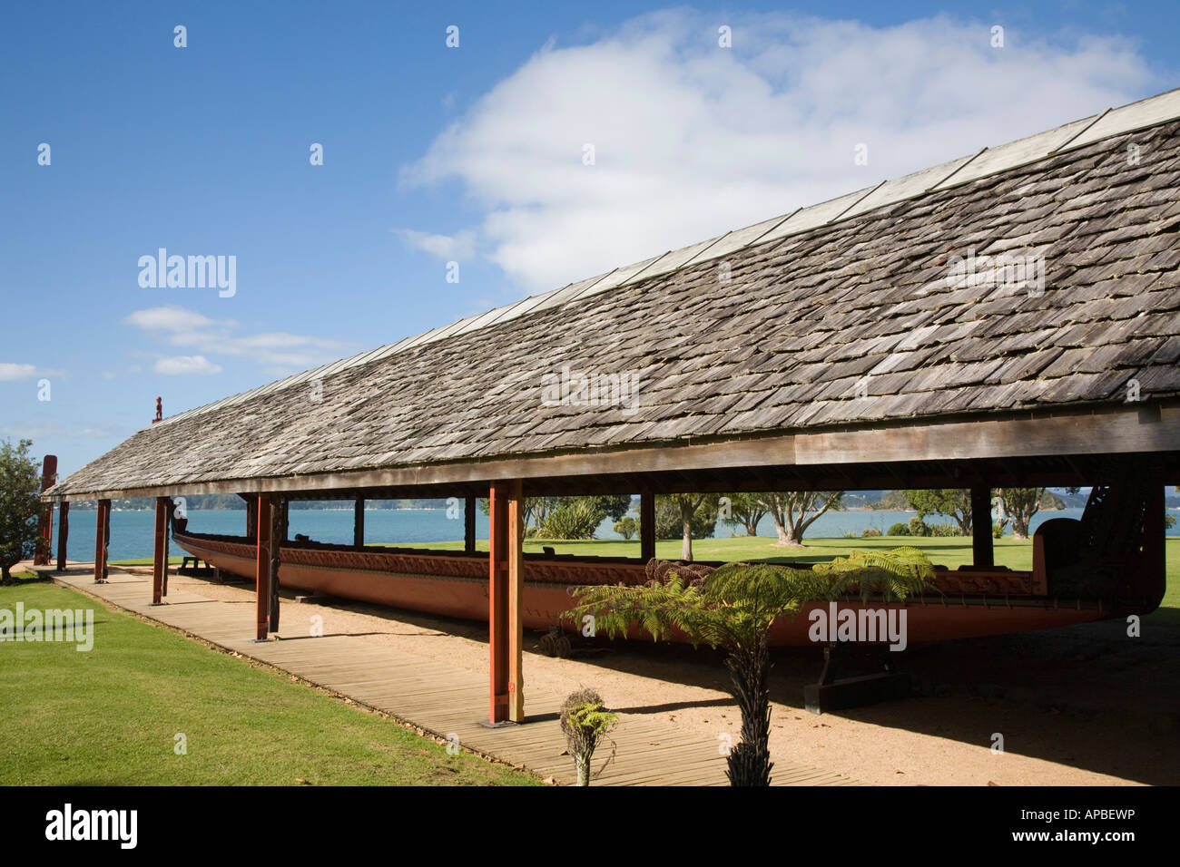 Whare Waka canoe house with largest Maori war canoe Ngatokimatawhaorua Waitangi National Reserve New Zealand Stock Photo