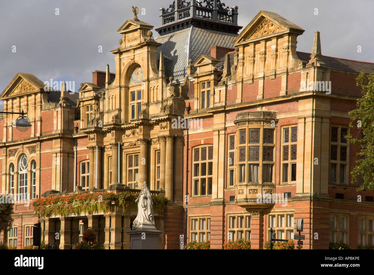royal leamington spa warwickshire statue of queen victoria outside town