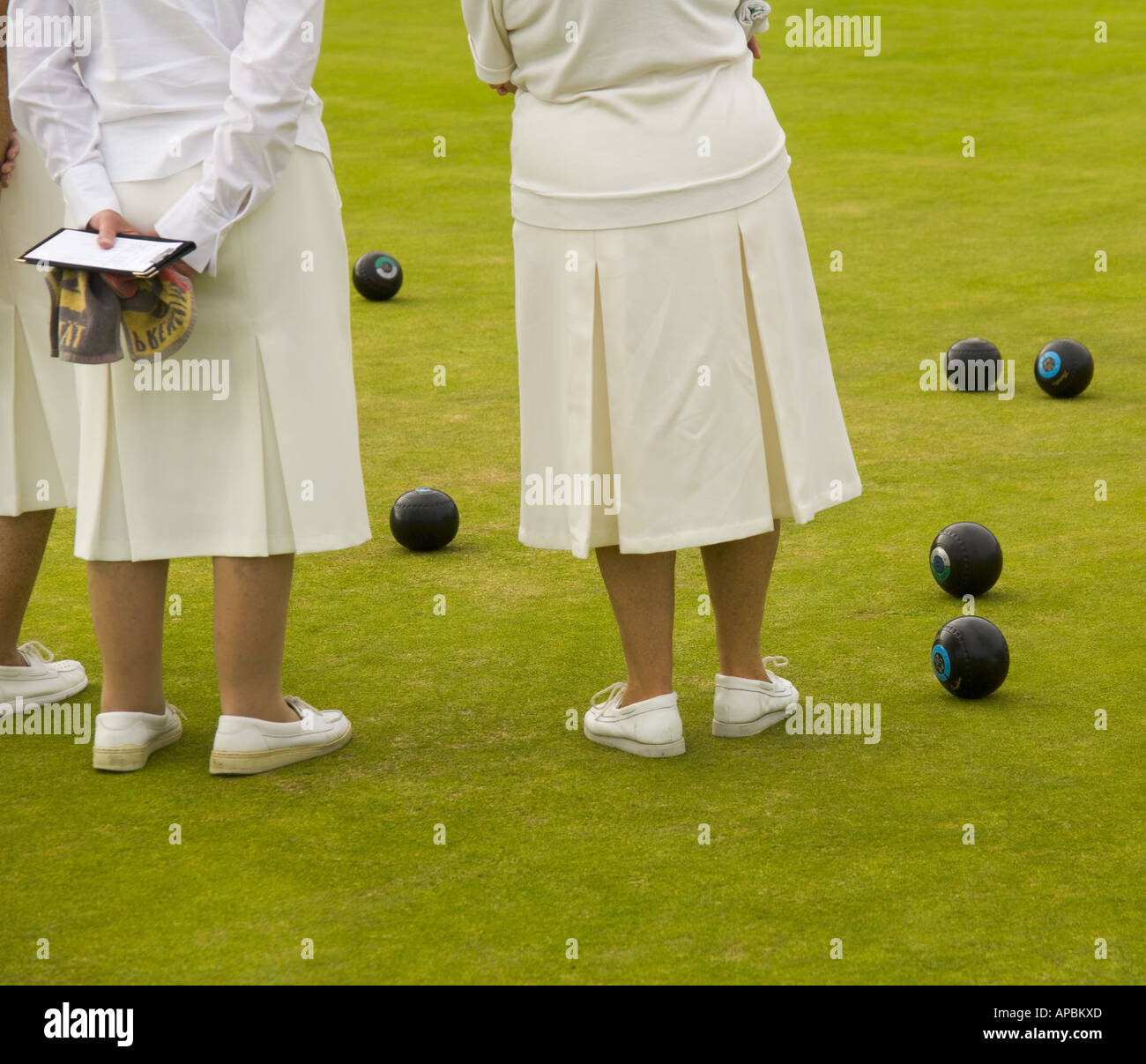 lyme regis dorset england women playing bowls on lyme regis bowling club bowling green Stock Photo