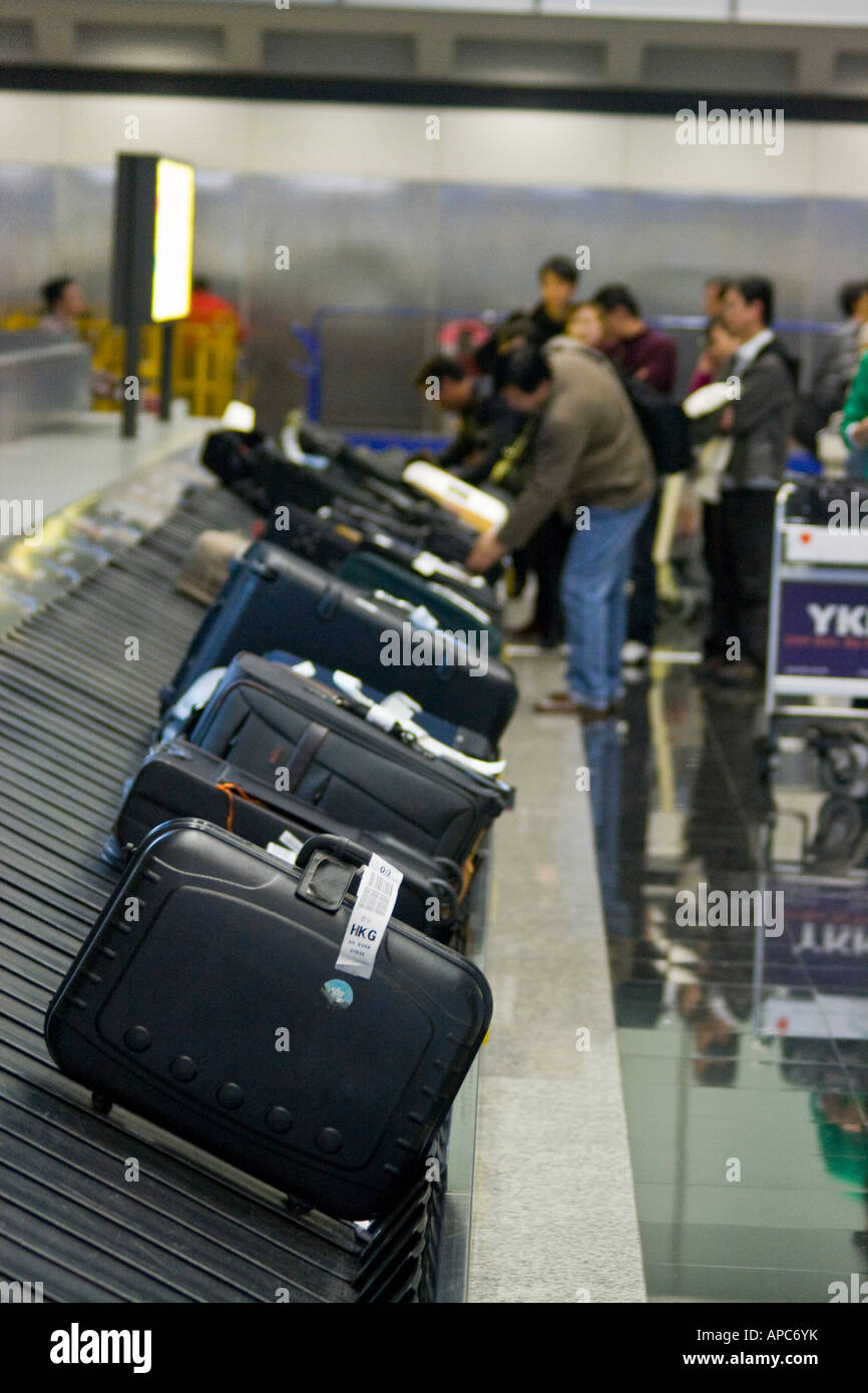 https://c8.alamy.com/comp/APC6YK/baggage-claim-luggage-carrousel-hong-kong-international-airport-APC6YK.jpg