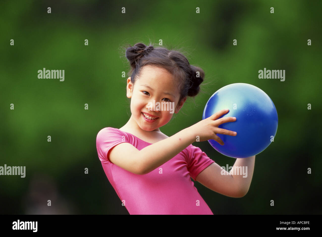 Kid girl ball rhythmic gymnastics fotografías e imágenes de alta resolución  - Alamy