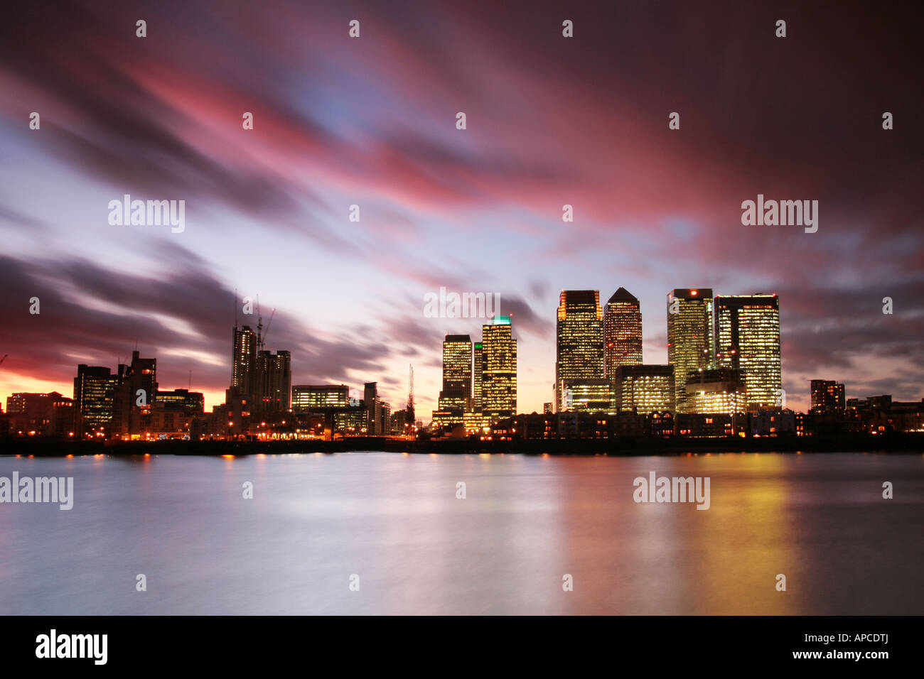 canary wharf at night Stock Photo - Alamy