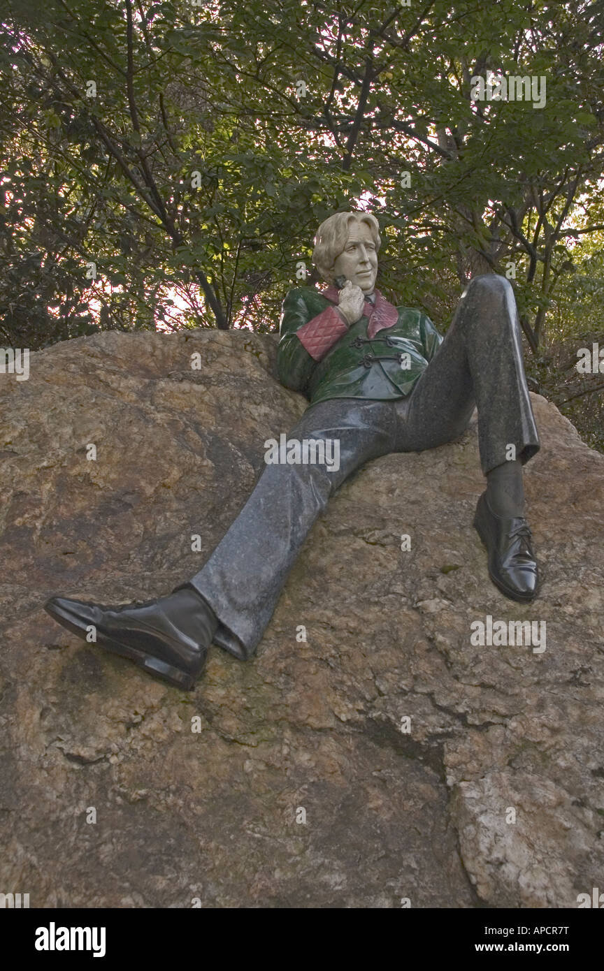 Statue Of Oscar Wilde Dublin Ireland Eire Stock Photo - Alamy