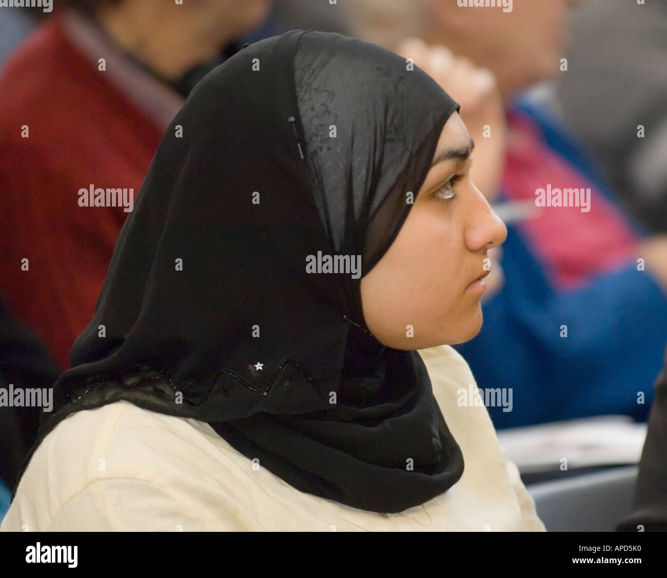 Hijab wearing muslim woman hi-res stock photography and images - Alamy