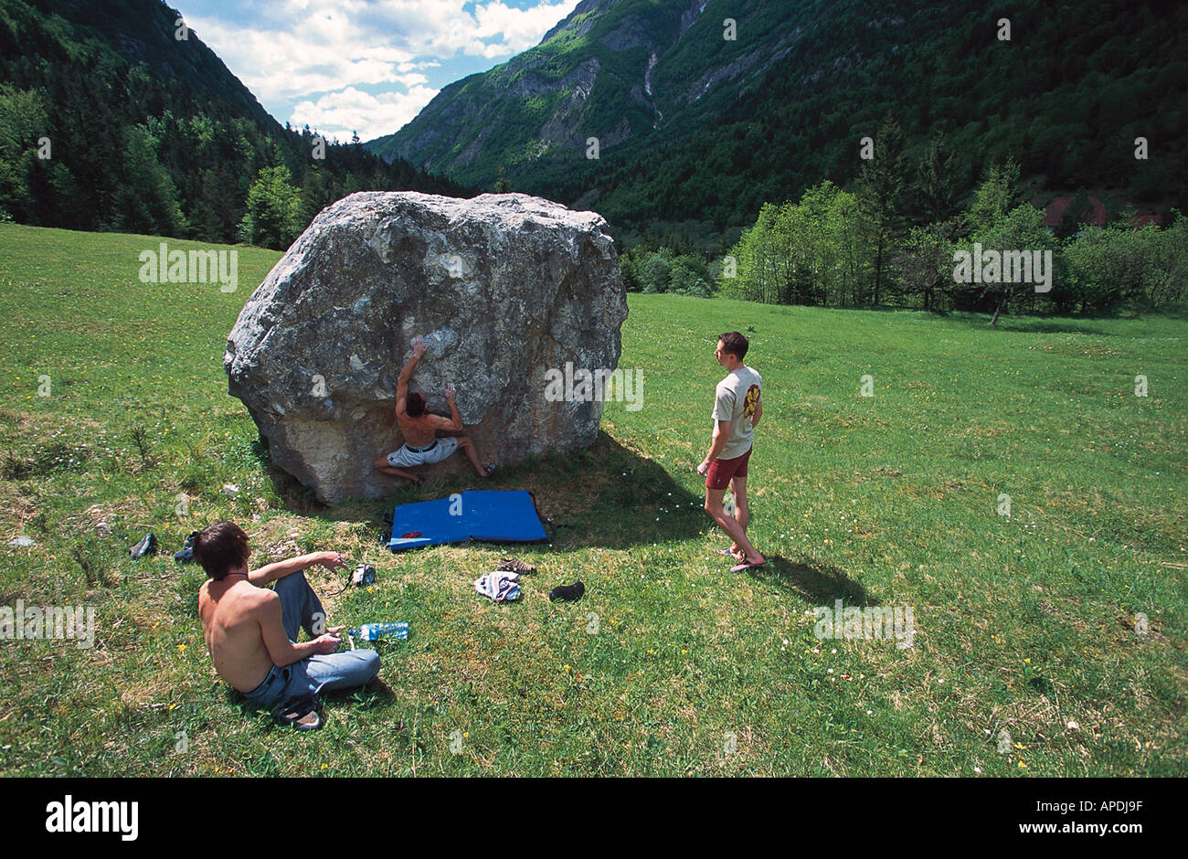 Sports extreme rocks bouldering hi-res stock photography and images - Alamy
