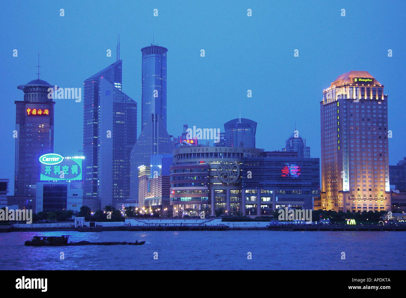 Skyscrapers pudong night shanghai hi-res stock photography and images ...