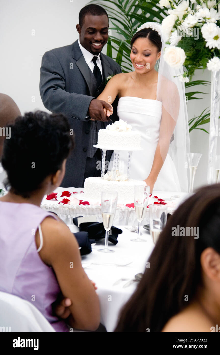 Black couple wedding cake hi-res stock photography and images - Alamy
