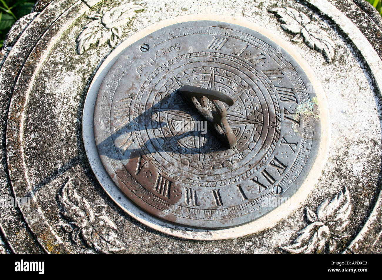 Sundial shadow change hires stock photography and images Alamy