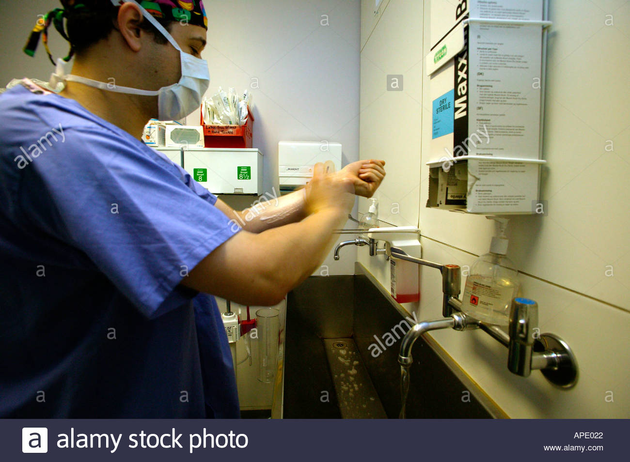 Surgeon Scrubbing Up Stock Photos & Surgeon Scrubbing Up Stock Images