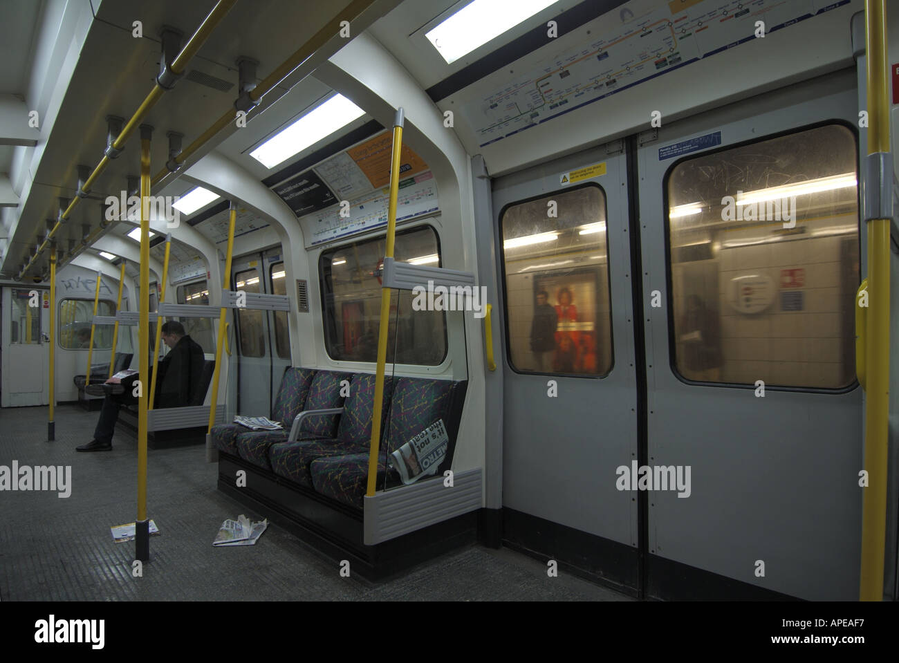 Interior of London Underground Circle Line train ...