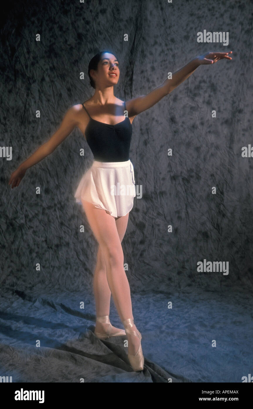 Smiling ballet dancer hi-res stock photography and images - Alamy
