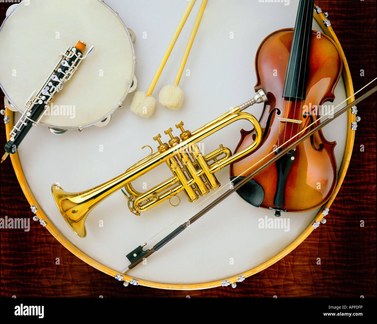 Patrocinar Ventilación bebida Classical musical instruments on large drum surface. Trumpet, violin, oboe,  tambourine, drumsticks Stock Photo - Alamy