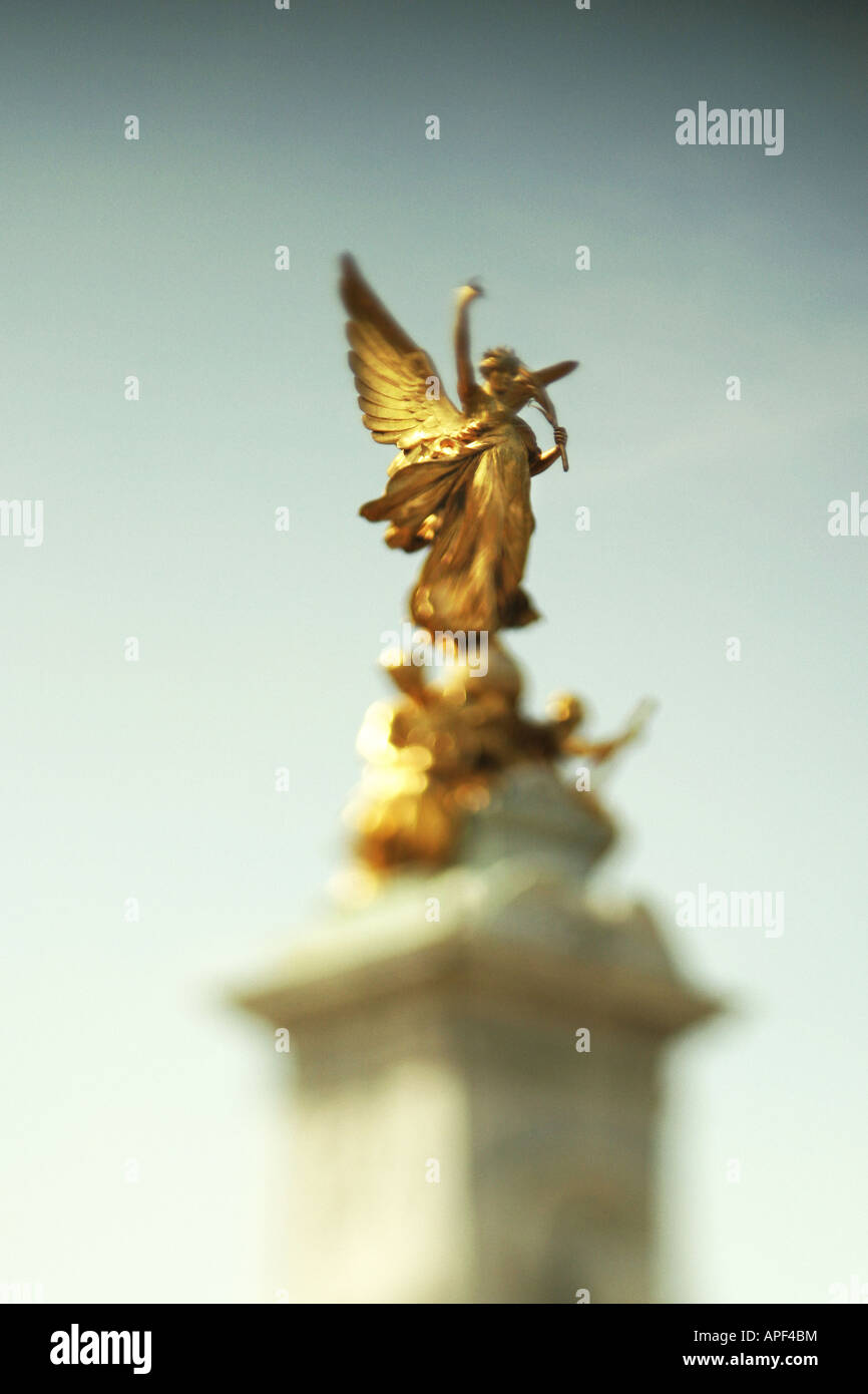 statue outside buckingham palace Stock Photo Alamy
