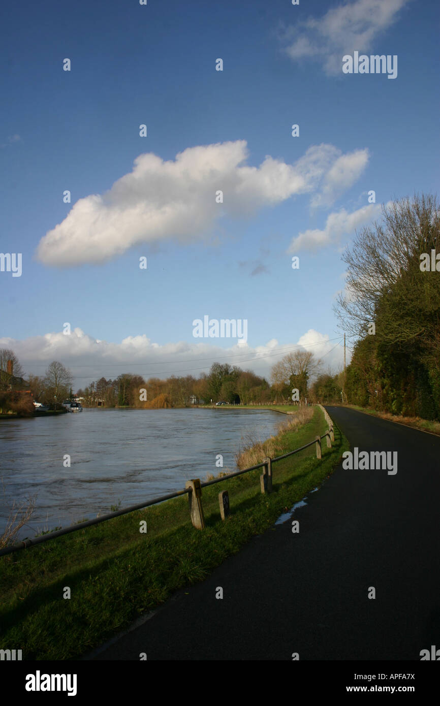 road next to river thames, shepperton Stock Photo Alamy